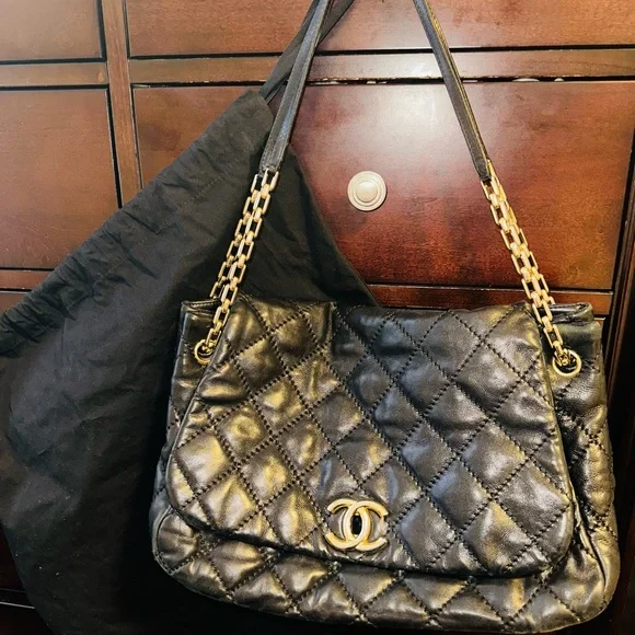 Chanel Black Quilted Leather Shoulder Bag - Picture 3 of 16